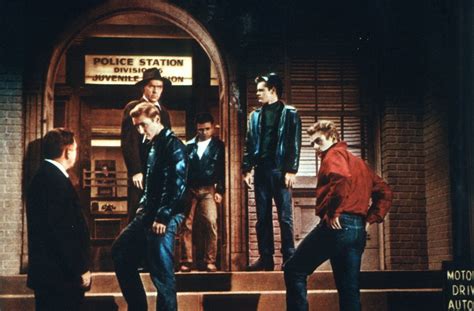 Rebel Without a Cause: Un melodramma adolescenziale che esplora l'alienazione giovanile e la ribellione contro le convenzioni sociali!