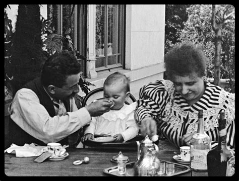 Lumière's Le Repas de Bébé :  A Charming Glimpse into Early Cinema and the Universal Language of Parenthood!