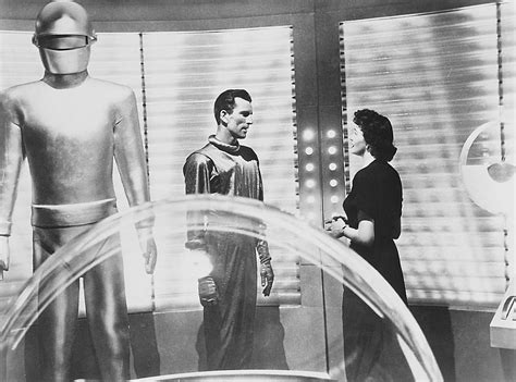 The Day the Earth Stood Still! A Groundbreaking Sci-Fi Classic Featuring the Talented Michael Rennie and Exploring Themes of Peace and Understanding!